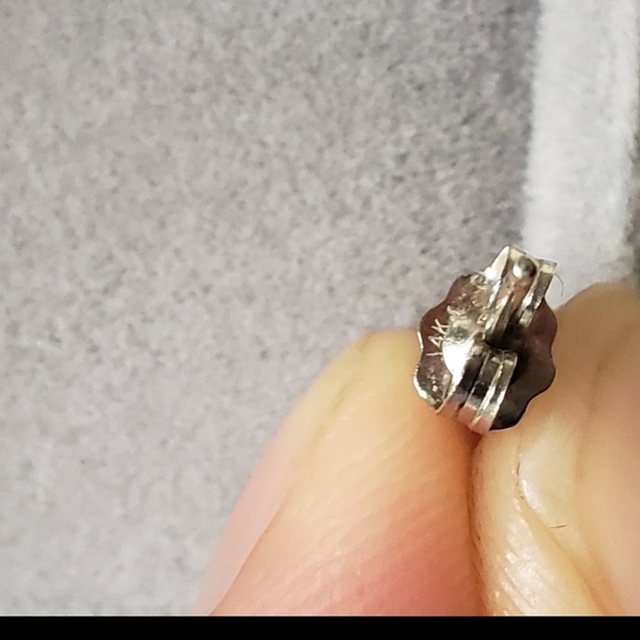 14k solid gold geniune diamond solitaire stud earings - Picture 9 of 9